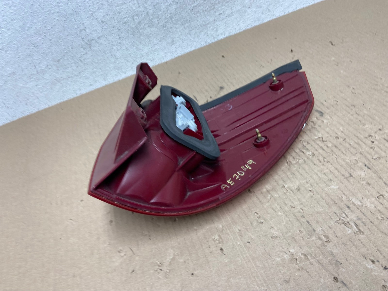 2004 to 2005 Toyota Sienna Left Driver LH Side Tail Light AE7049 LK5