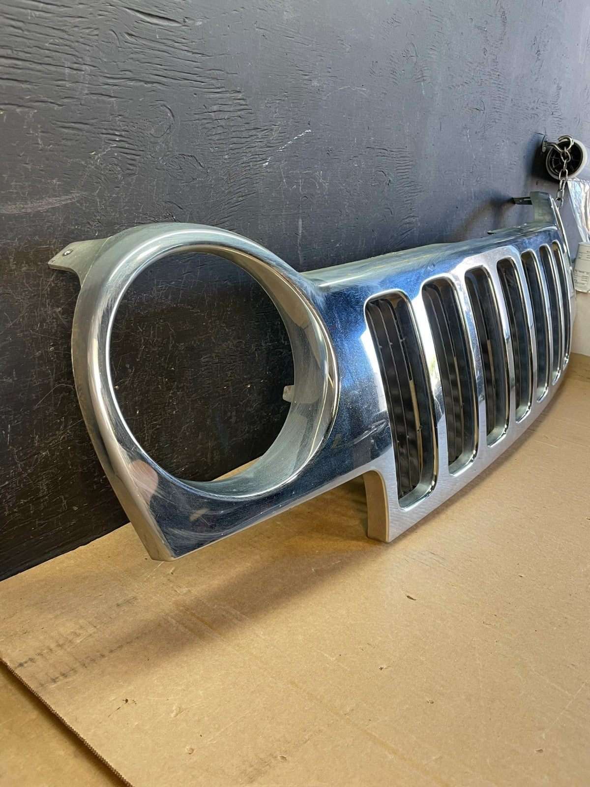 2002 2003 2004 Jeep Libertyf Front Upper Grill Grille Aftermarket AD0096 DG2