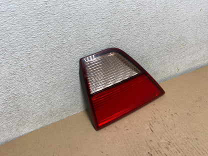 2010-2011 Mitsubishi Endeavor Right Passenger Rh Inner Tail Light P9639 DW2