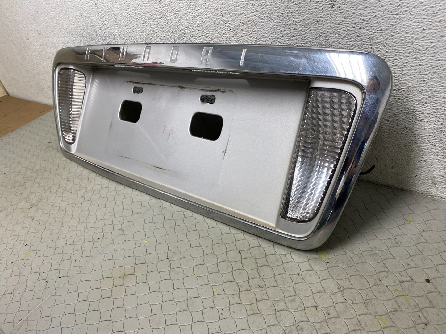 2002 to 2005 Hyundai XG350 Rear Trunk Panel License Plate Trim A1914 OEM DG12
