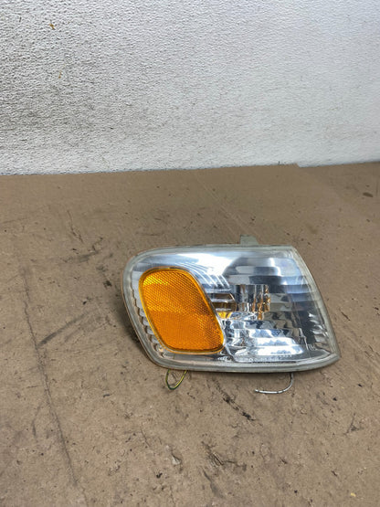 2001-2002 Toyota Corolla Right Passenger Turn Signal/Marker Light AG5461 DW1