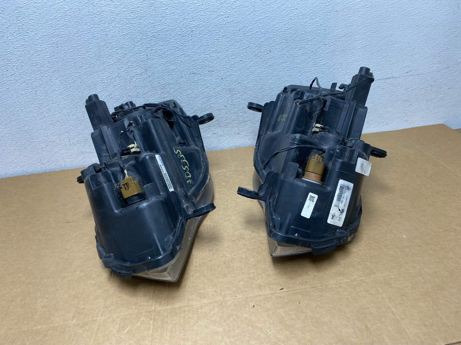 2008 to 2016 Chrysler Town and Country Left+Right Side Headlights AD5335 DW10
