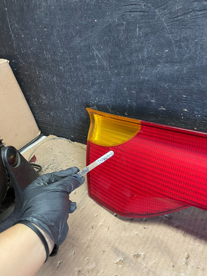 2001 to 2002 Saturn SC1 Trunk Rear Center Tail Light Panel OEM r5363 DG3