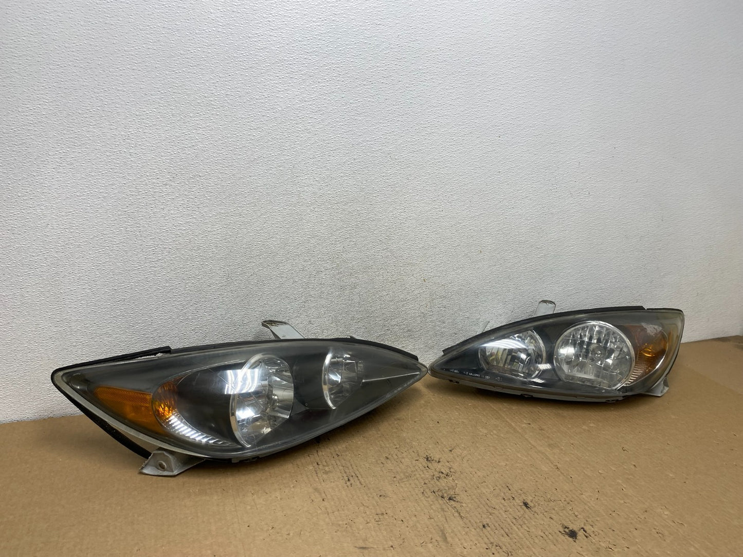 2002 2003 2004 Toyota Camry Left+Right Set Side Halogen Headlights AG2367 DW2