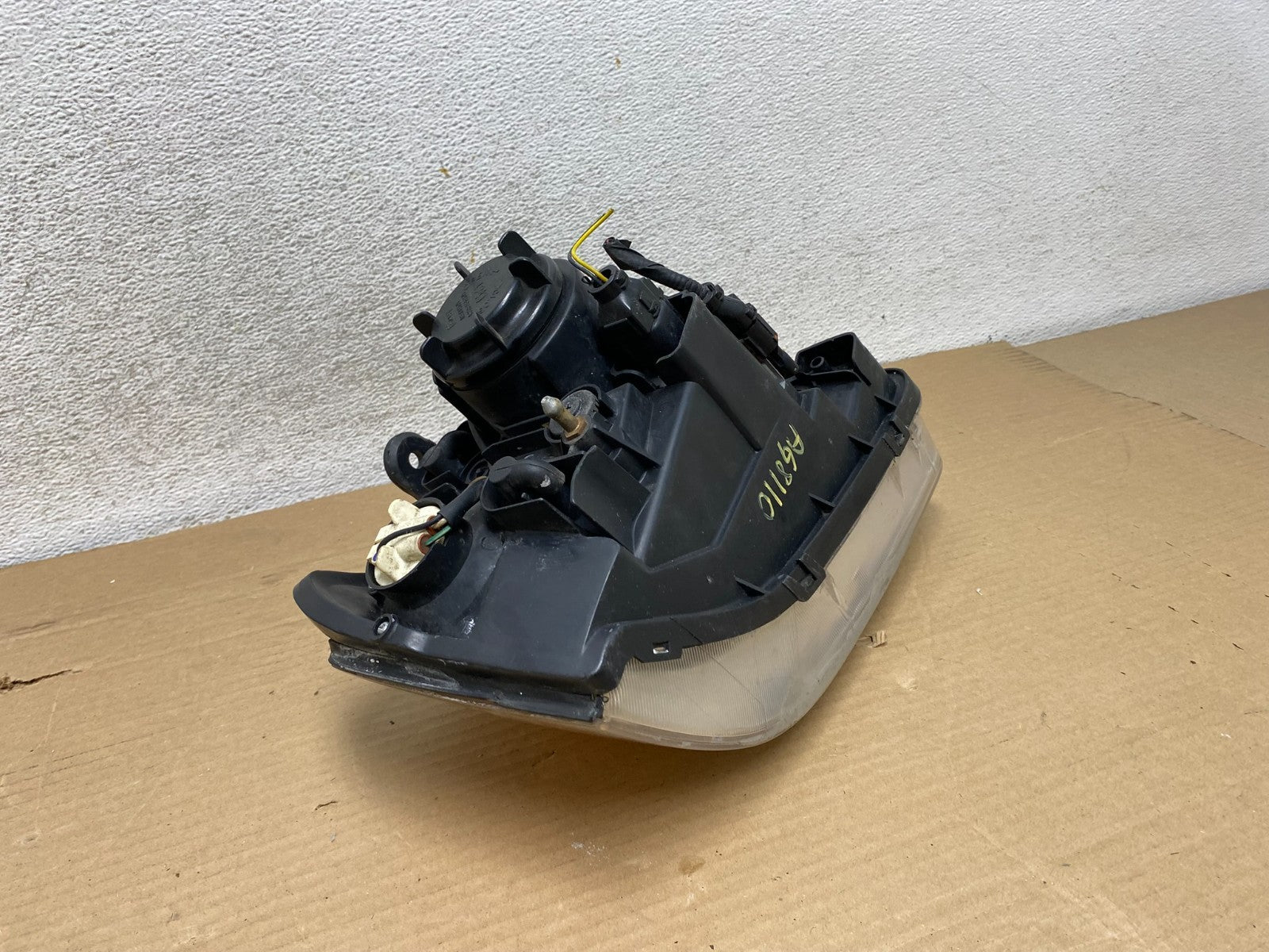 2003-2004 Kia Optima Left Driver LH Side Headlight Halogen AG8110 DW5