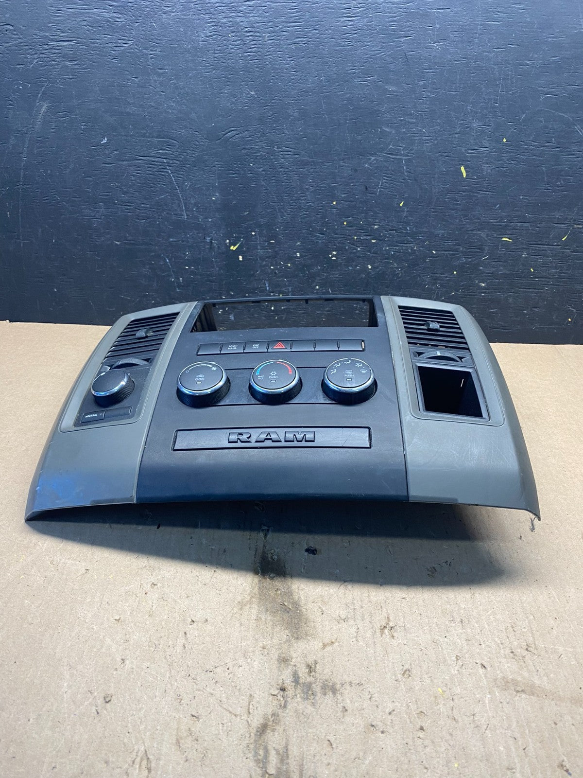 2009 to 2012 Dodge Ram 1500 Center Dash Radio Screen Climate Panel Q7338 DG2