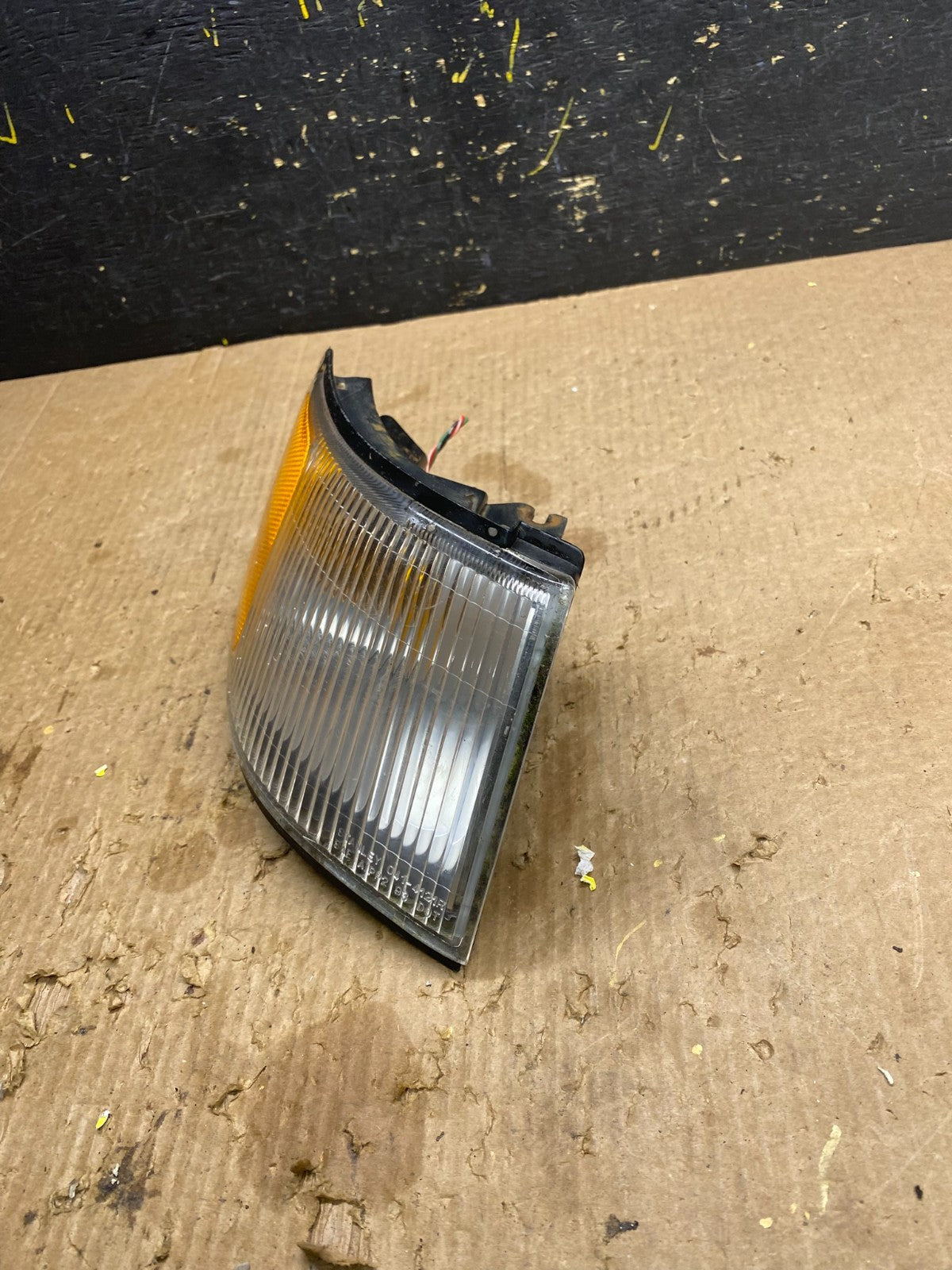 1996 to 1998 Mazda MPV Front Passenger Right Side Turn Signal Z72651