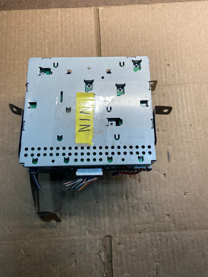 2004 2005 Mitsubishi Endeavor AM/FM/CD/MP3 Radio Head Unit Receiver Y7453 DG3