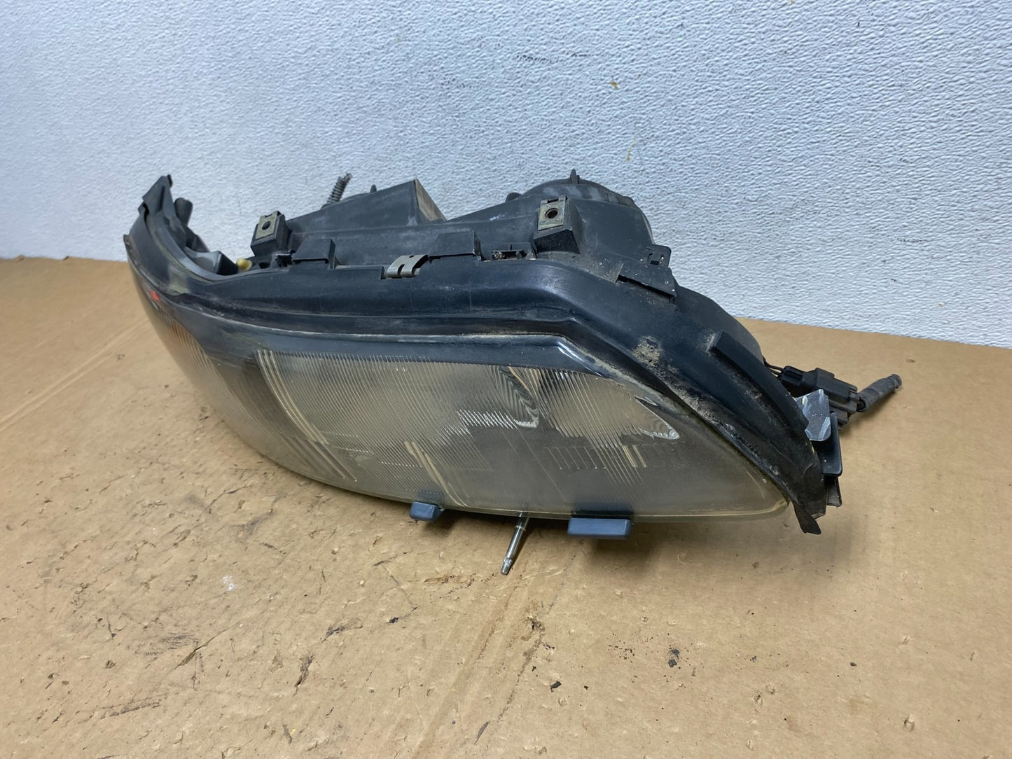 2001 2002 2003 2004 Volvo V70 XC70 Right Passenger Rh Headlight AD3755 DW1