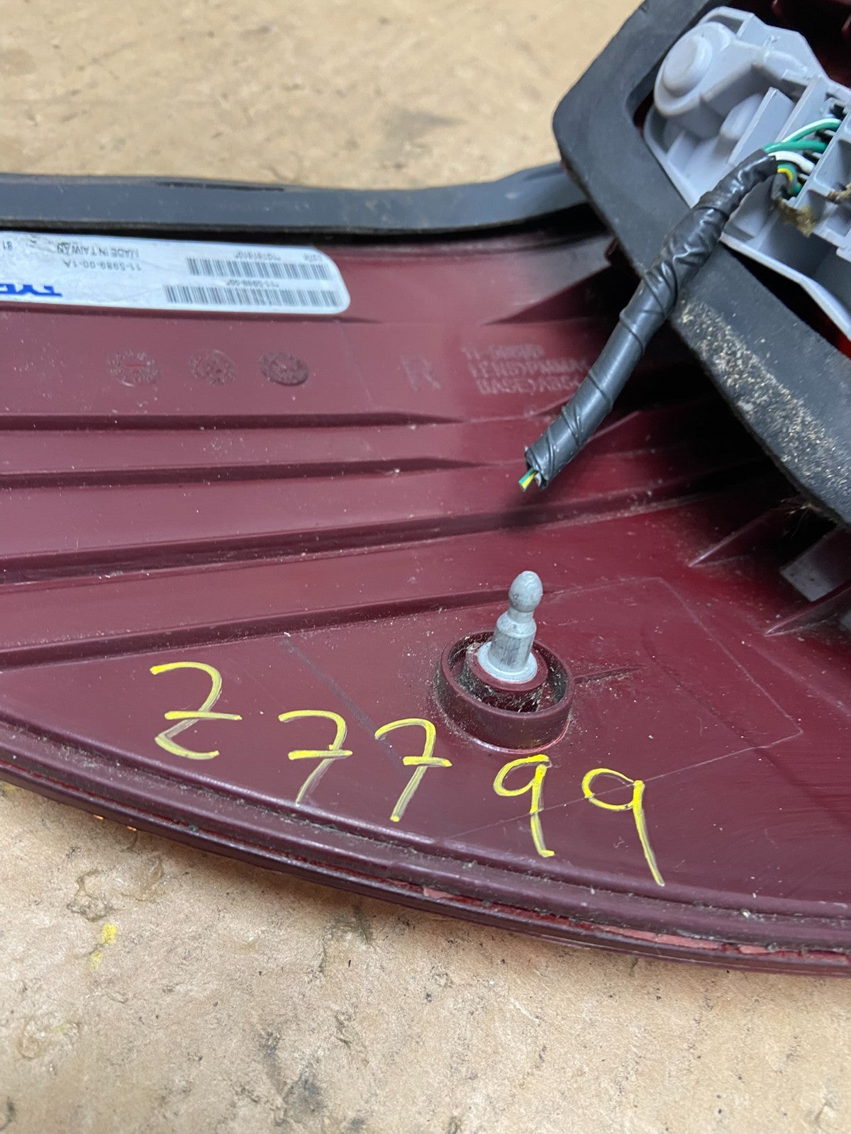2004-2005 Toyota Sienna Right Passenger Rh Side Tail Light TYC Z7799 DW6