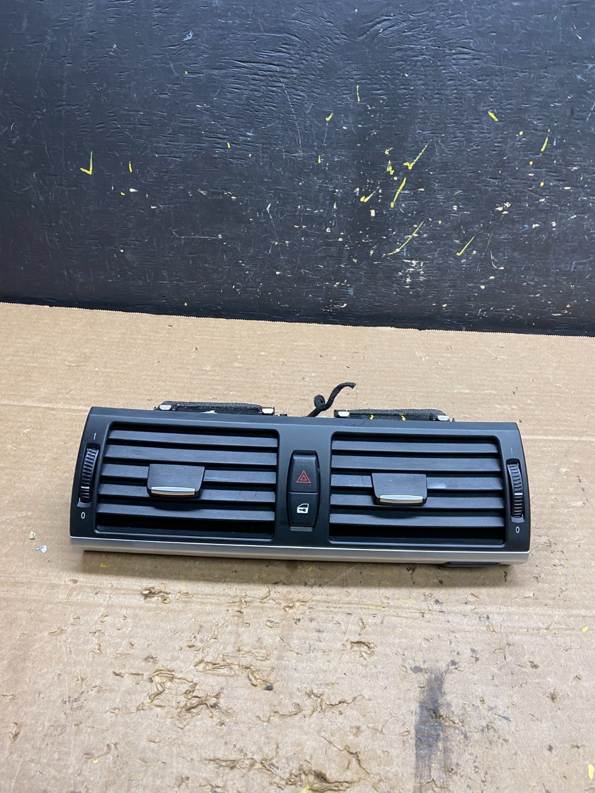 2010 to 2013 BMW X5 X6 Center Console Dash Air Vent OEM W9828 DG0