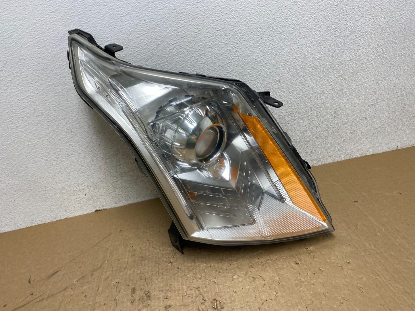 Xenon 2010 to 2016 Cadillac SRX Right Passegner Side Headlight AG1371 DW0