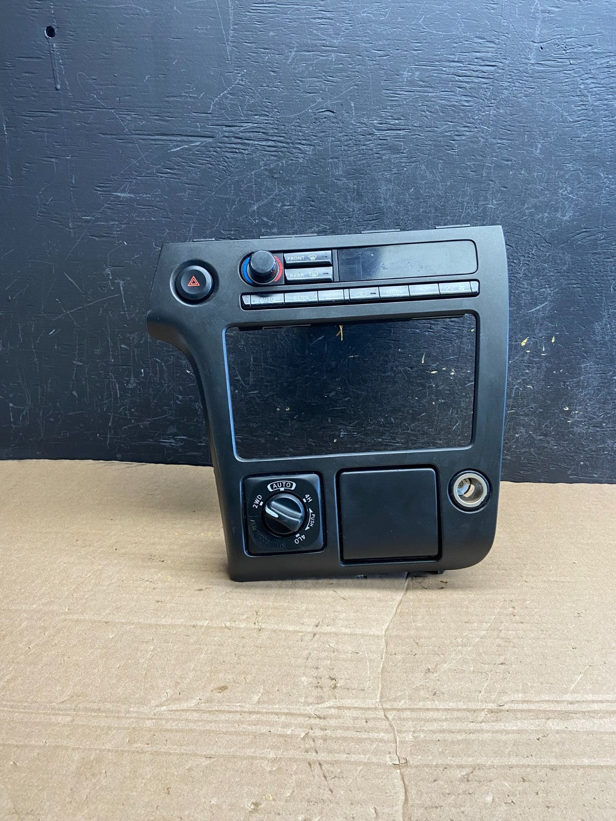 2001-2004 Nissan Pathfinder QX4 Digital Climate Control Radio Bezel OE AF1948 DG0