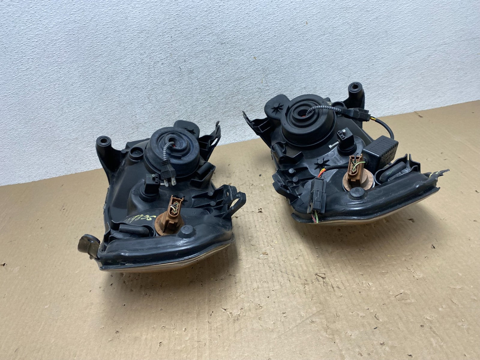 2001 2002 2003 2004 Mazda Tribute Left+Right Side Set Headlights AE9806 DW13