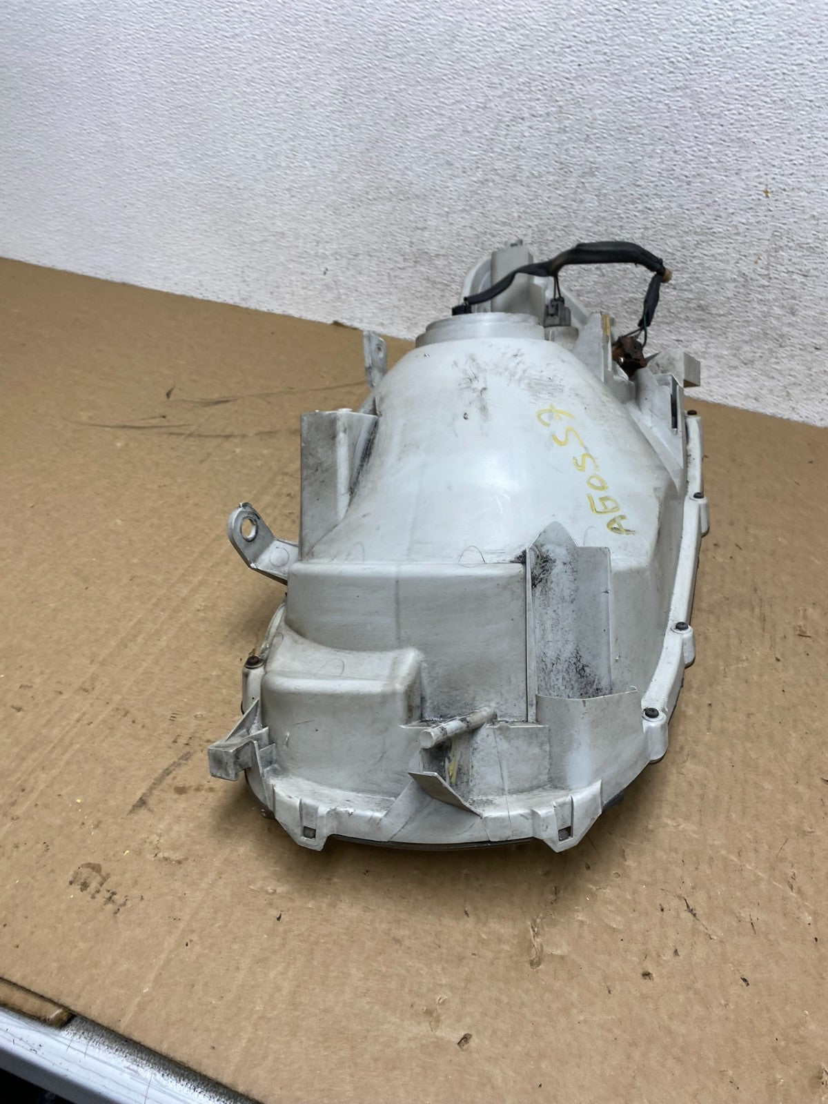 2008-2010 Toyota Highlander Hybrid Right Passenger Blue Headlight AG0557 DW9