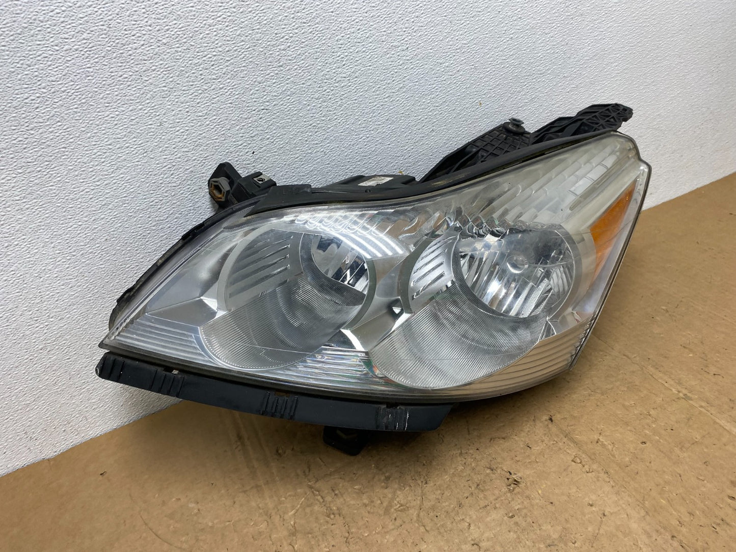 2009 to 2012 Chevrolet Traverse Left Driver Side Halogen Headlight AD0626 DW2