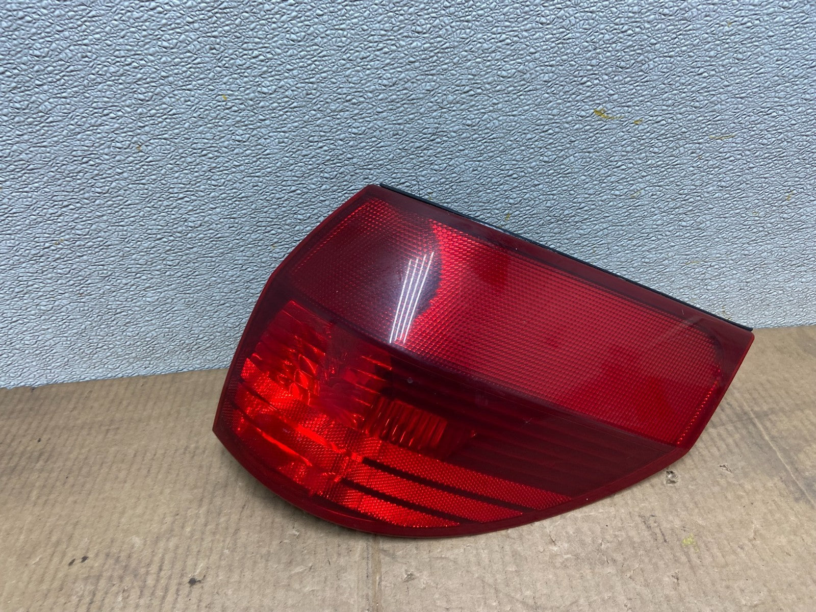 2004-2005 Toyota Sienna Right Passenger Rh Side Tail Light Oem AA6483 LK0
