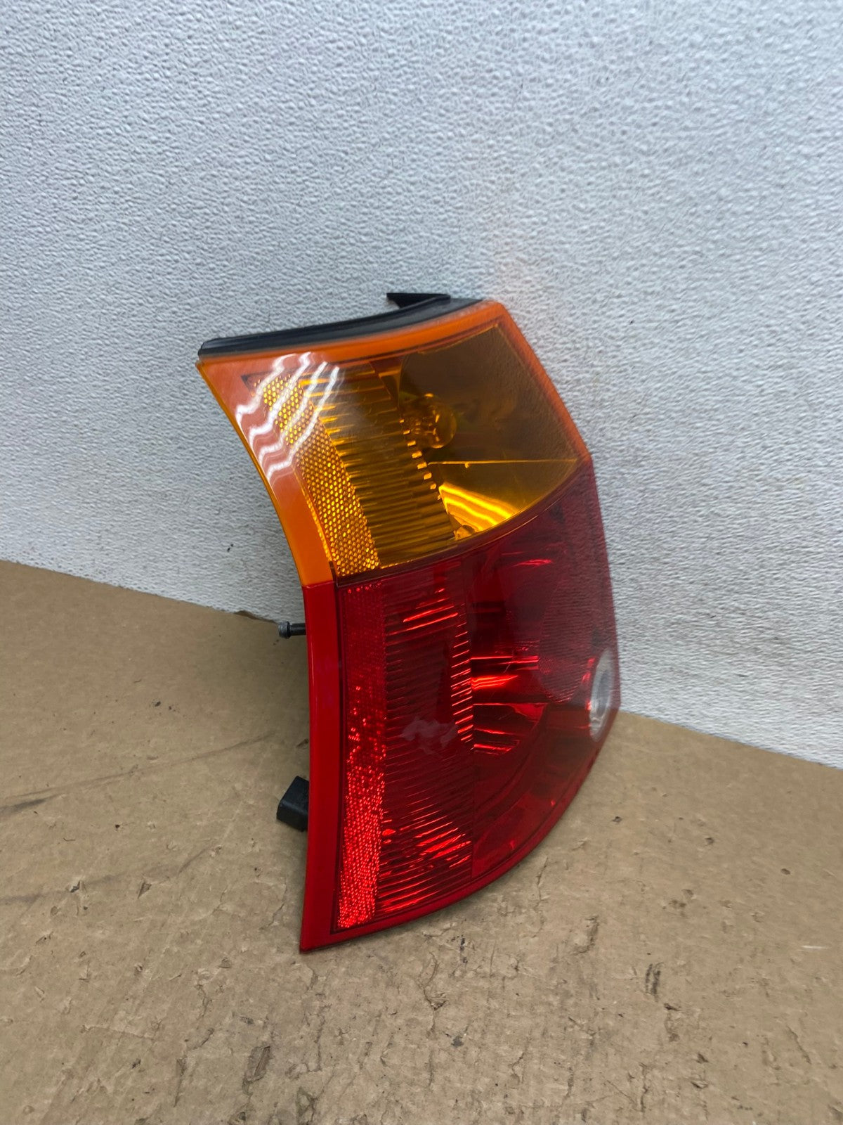 2004 2005 2006 Chrysler Pacifica Left Driver LH Tail Light AG1394 LK2