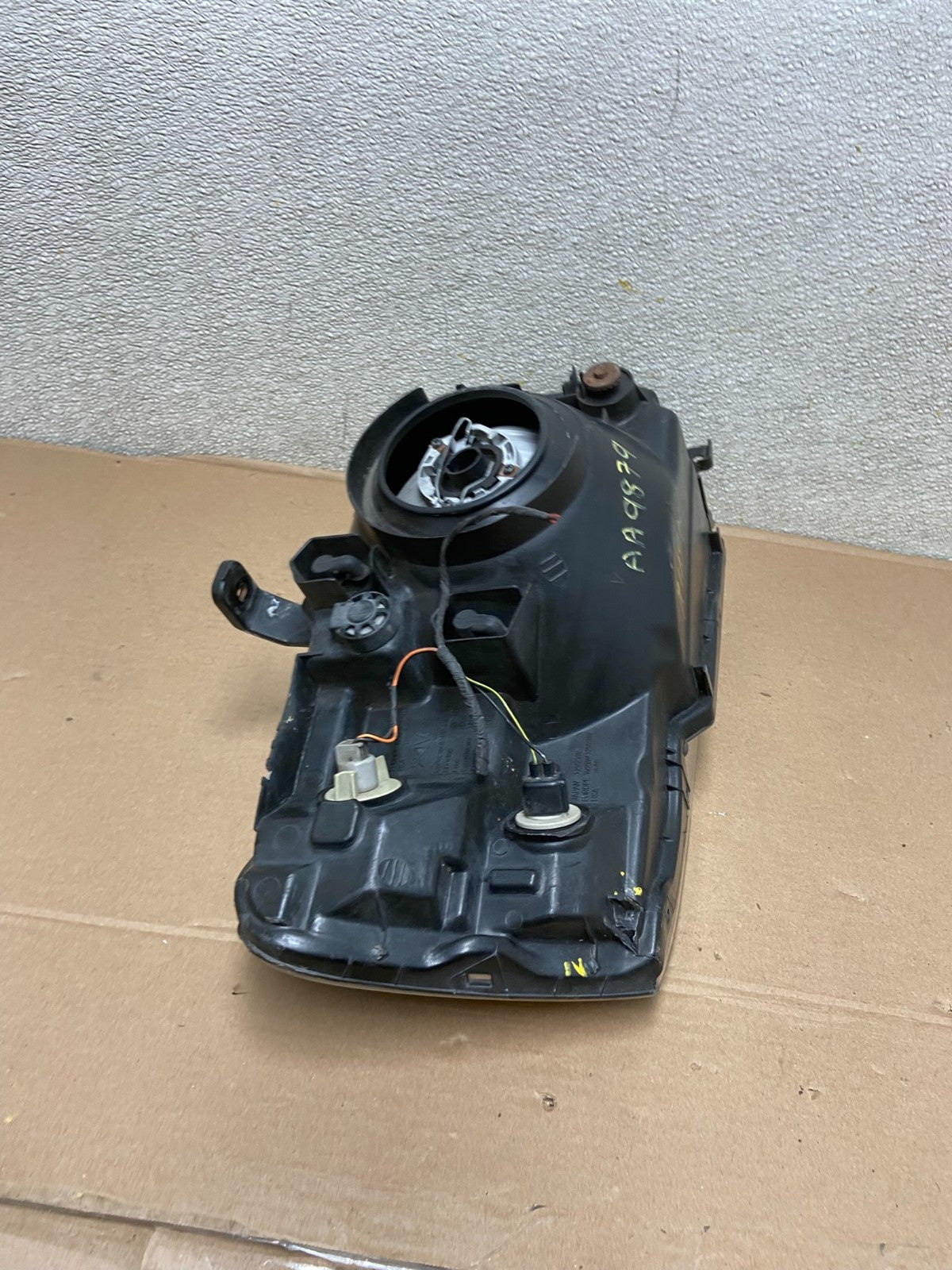 2000 to 2004 Mitsubishi Montero Pajero Left Driver LH  Headlight AA9879 DW9