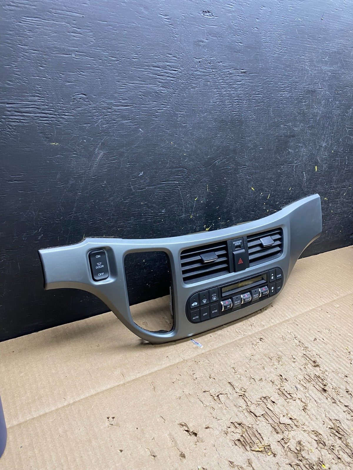 2005 to 2010 Honda Odyssey  Radio Climate Control Dash Trim Bezel V7474 DG1