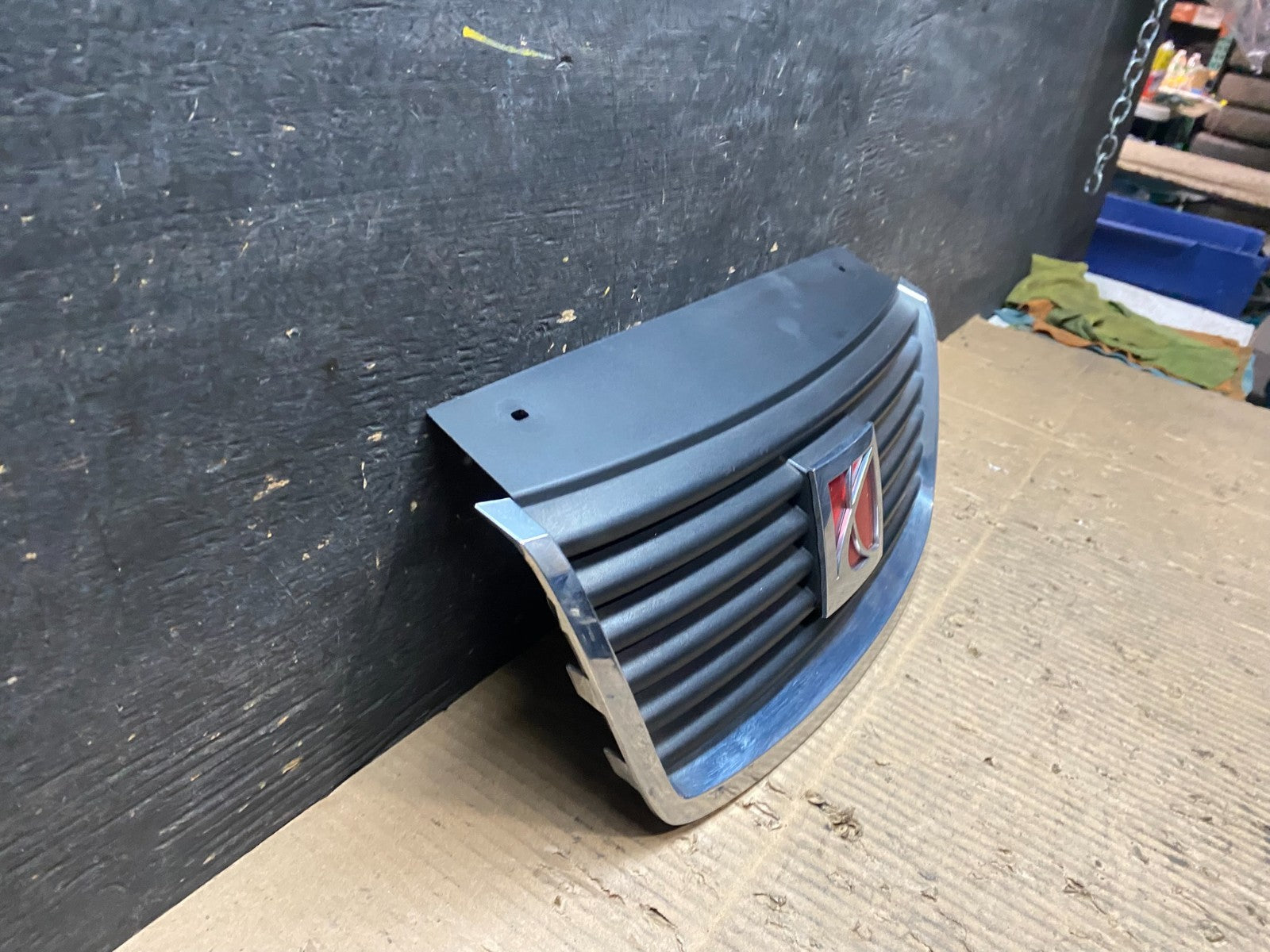 2004 2005 2006 Saturn Vue Front Upper Grille Grill T9501 DG2