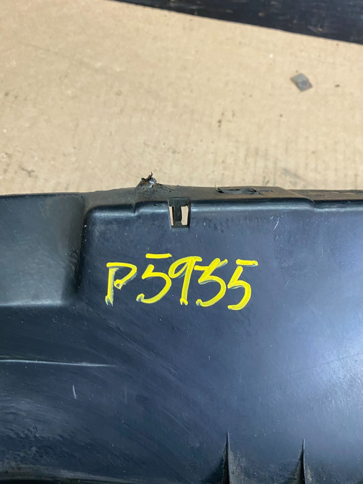 2002 2003 Mazda MPV Front Upper Grille Grill Oem P5955  DG17