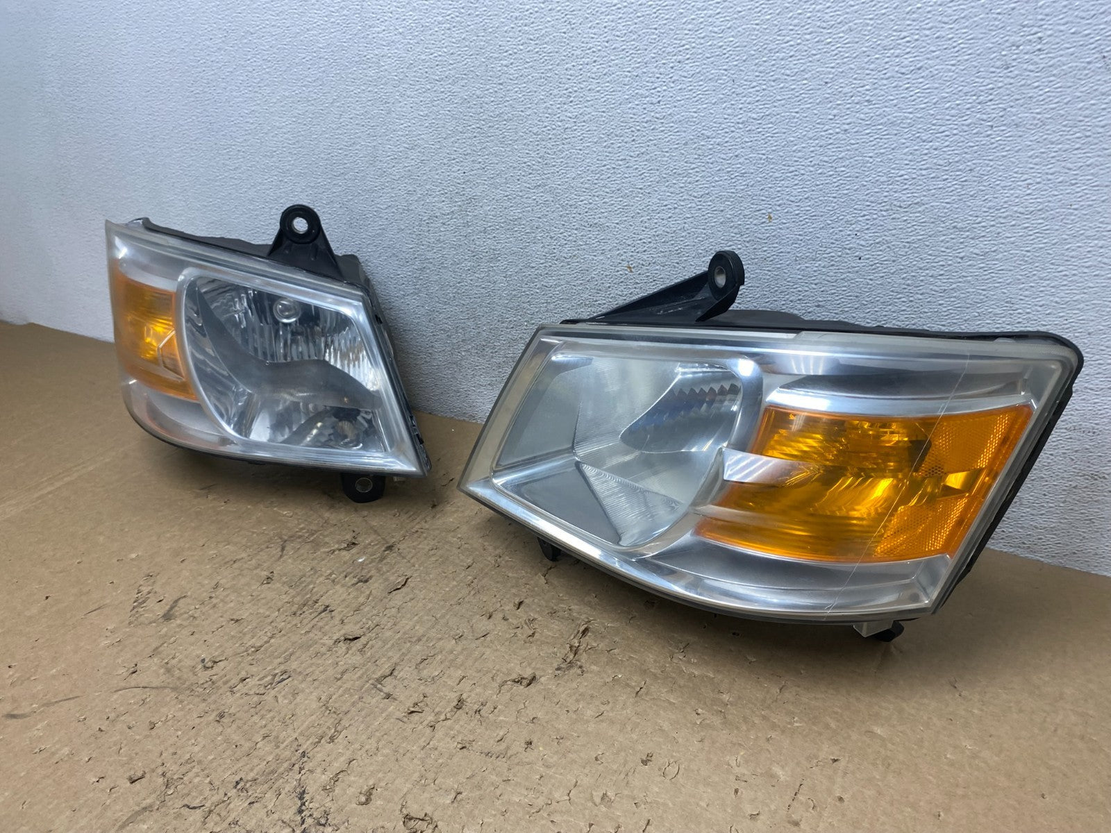 2008 to 2010 Dodge Caravan Left+Right Set Side Halogen Headlights AF8422 DW1