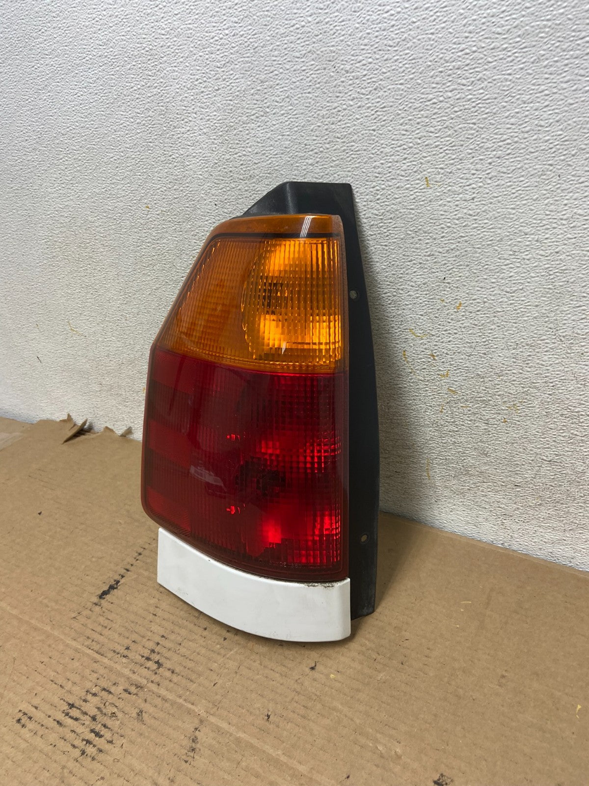 2002 to 2009 Gmc Envoy Left Driver Lh Side Tail Light AH4116 LK2