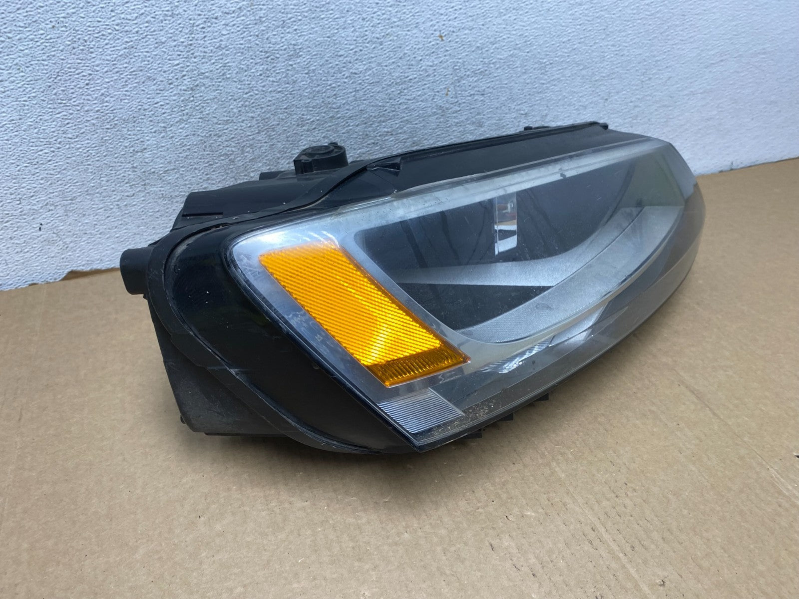 2011 to 2014 Volkswagen Jetta Right Passenger RH Headlight Halogen AG1981 DW2