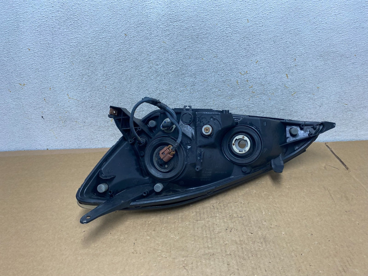 2004-2005 Toyota Sienna Right Passenger Halogen Headlight AI3462 DW4