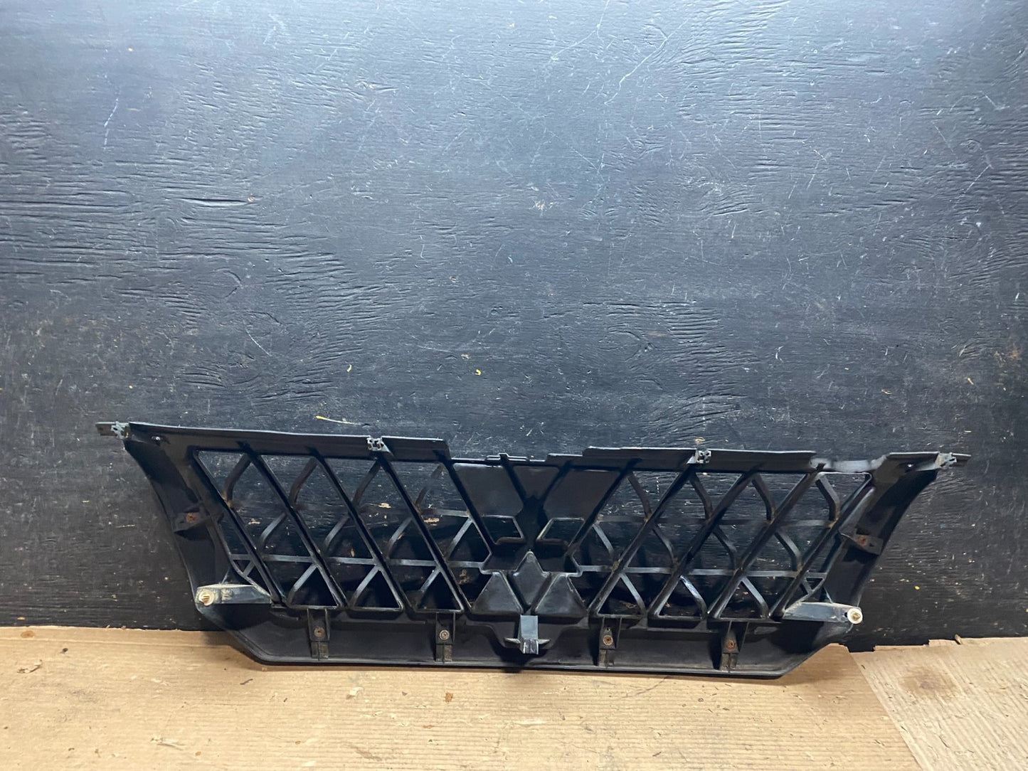 2000 2001 Mitsubishi Montero Front Upper Grill Grille OEM V9582 DG3