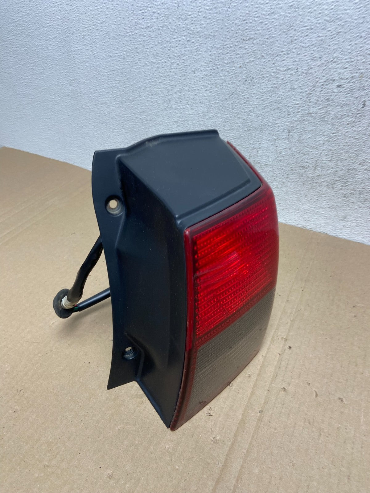 2006-2011 Mitsubishi Endeavor Right Passenger RH Side Tail Light AE9449 LK2