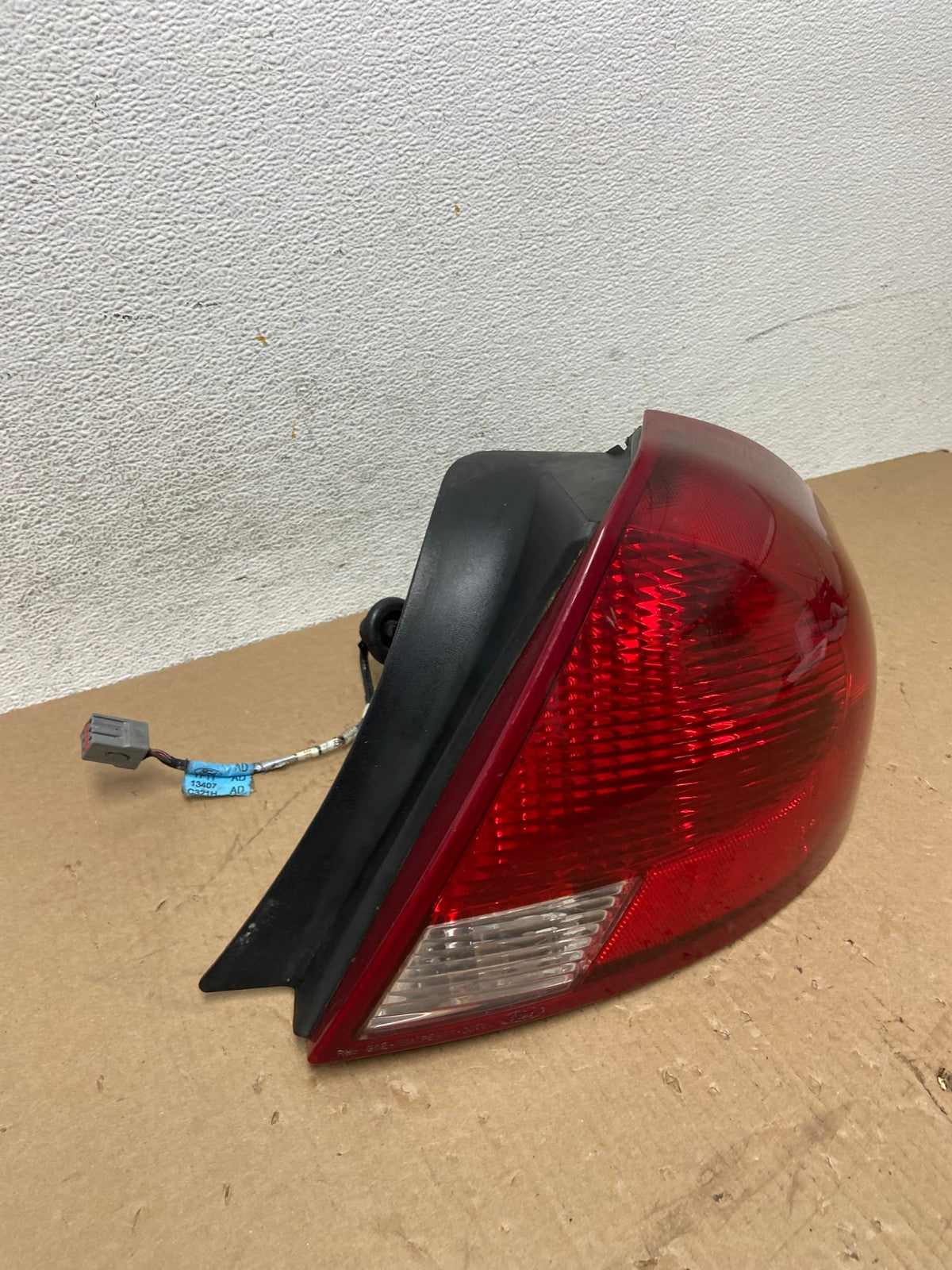 2000 to 2003 Ford Taurus Right Passenger Rh Side Tail Light AD7711 LK2