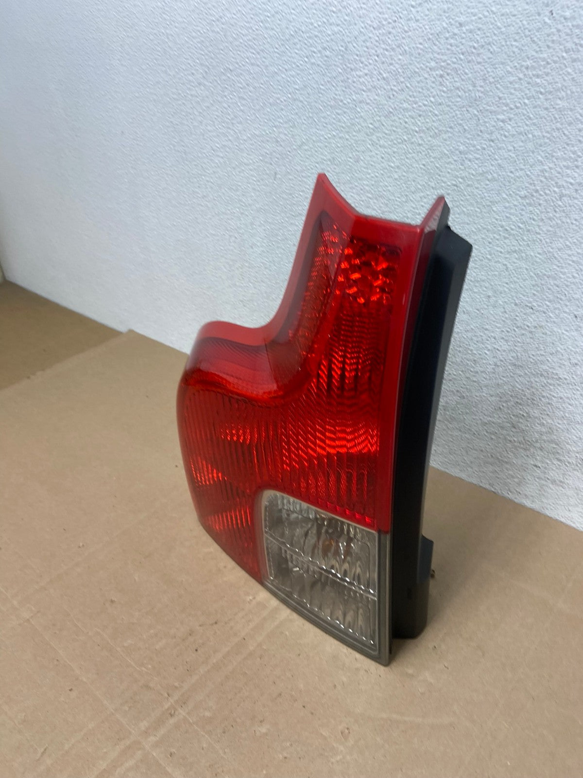 2007 to 2012 Volvo XC90 Left Driver Lh Side Lower Tail Light AE4930 LK1