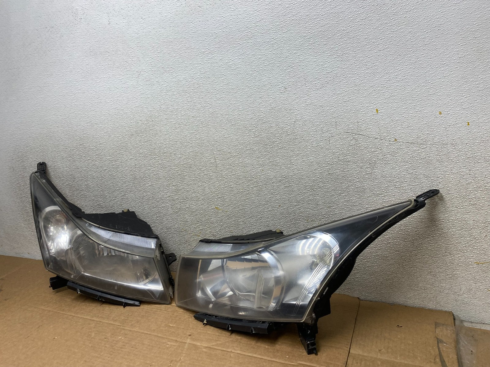 2011 to 2015 Chevrolet Cruze Halogen Left+Right Set Headlights Z1318 DW1