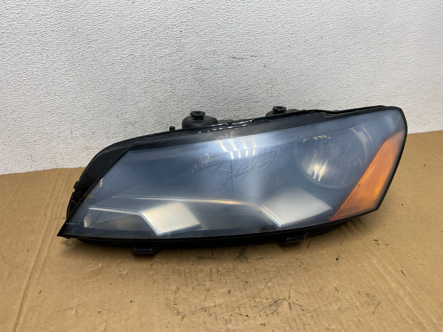 2012-2015 Volkswagen Passat Left Driver LH Side Halogen Headlight AD3179 DW0