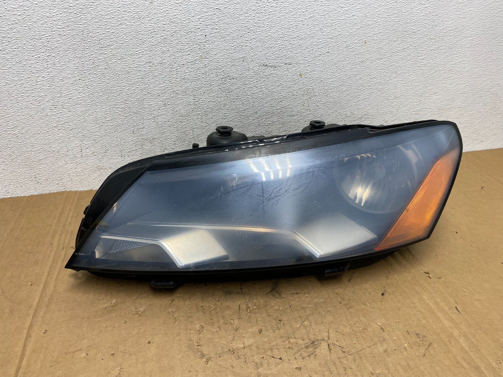 2012-2015 Volkswagen Passat Left Driver LH Side Halogen Headlight AD3179 DW0
