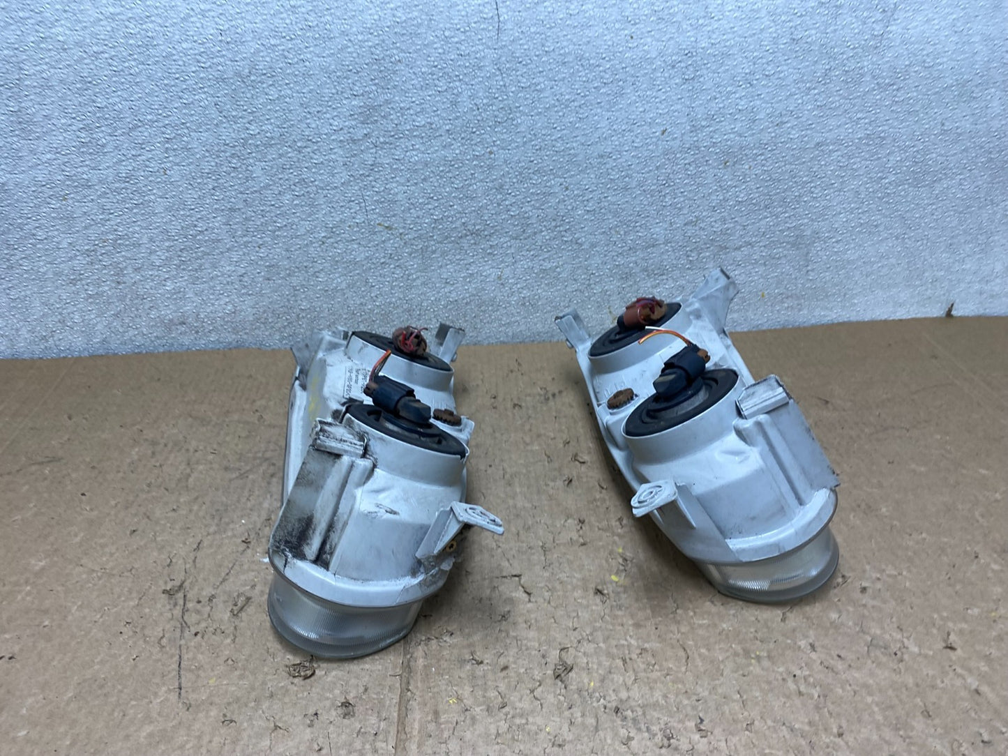 2001-2002 Toyota Corolla Left+Right Side Halogen Headlights OEM V3834 DW10