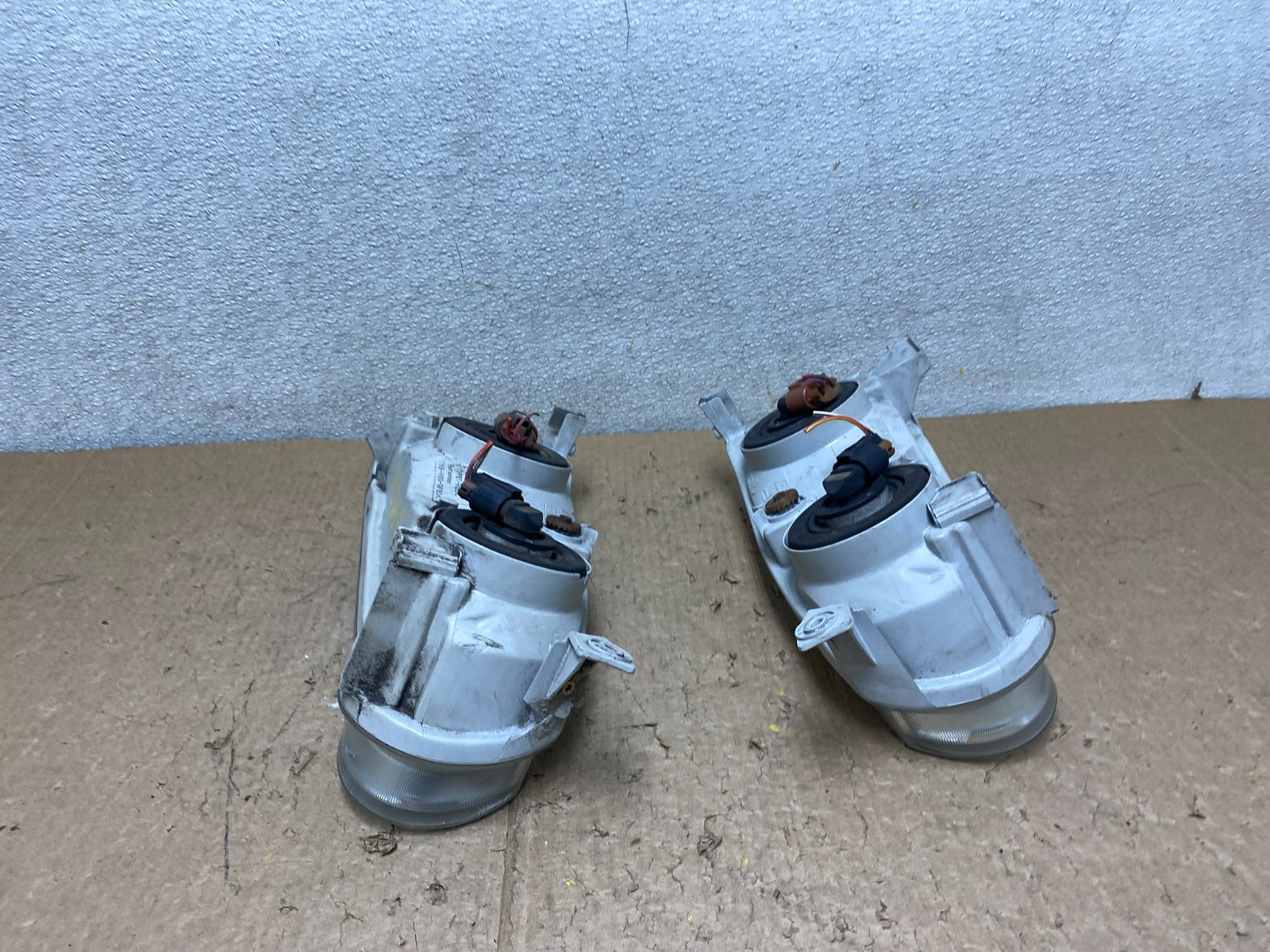 2001-2002 Toyota Corolla Left+Right Side Halogen Headlights OEM V3834 DW10