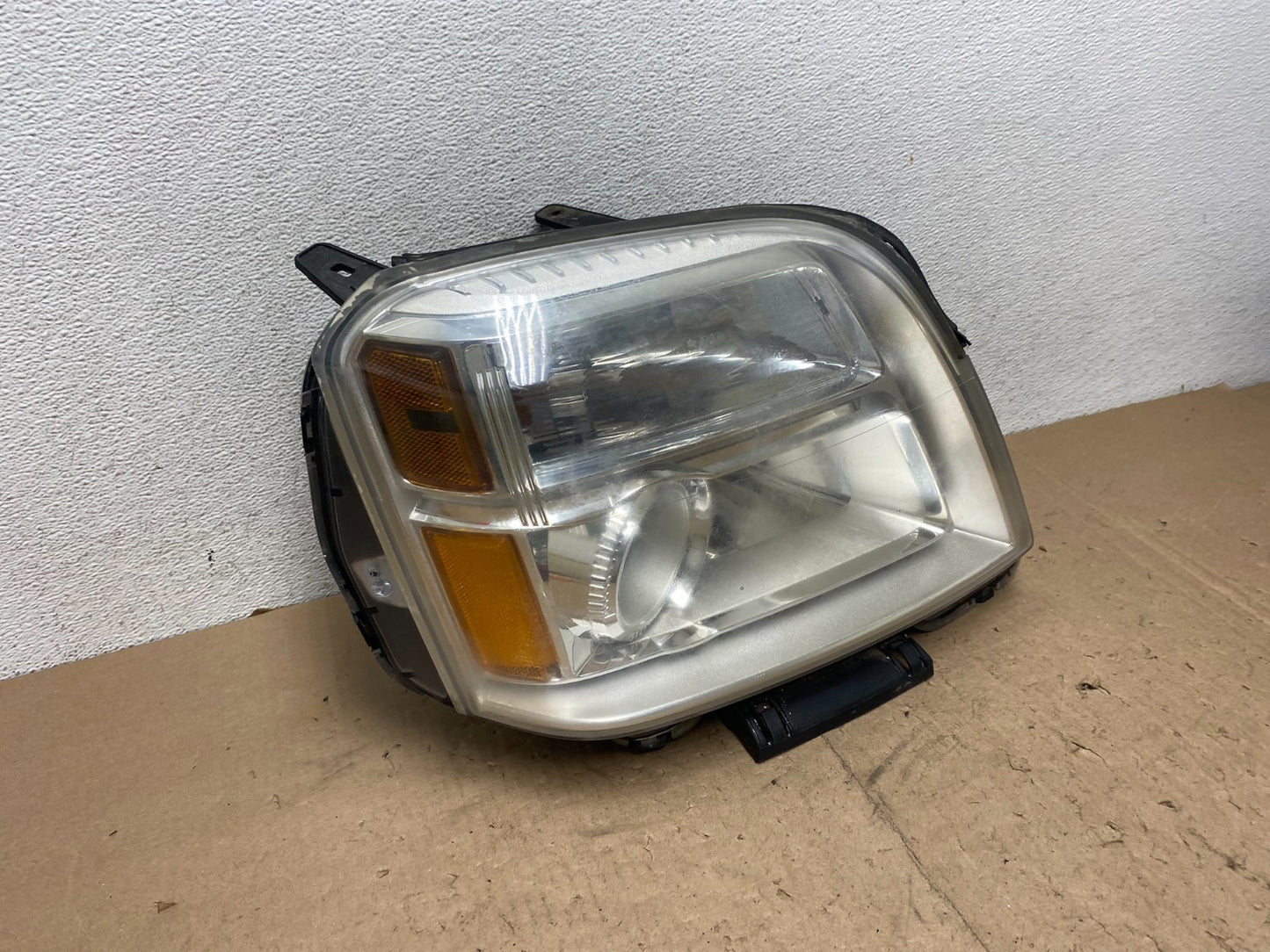 2010 to 2015 GMC Terrain Halogen Passenger Right Rh Side Headlight AG5550 DW2