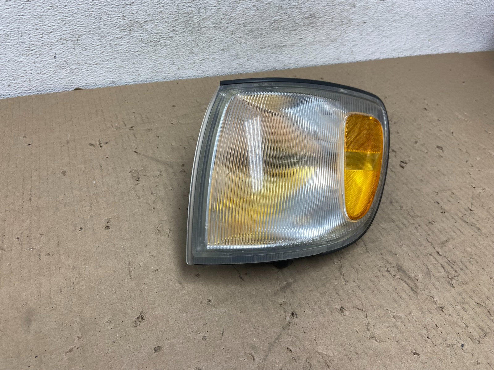 1998 to 2000 Toyota Sienna Left Driver Side Turn Signal Marker Lamp AG6555 DW2