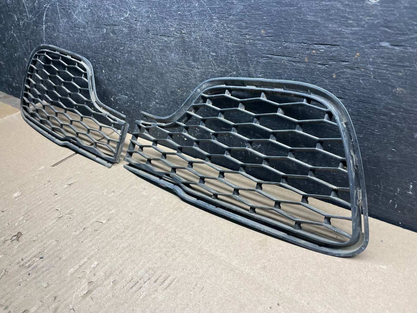 2014-2017 Maserati Ghibli Front Left+Right Bumper Lower Grille Cover V8779 DG2