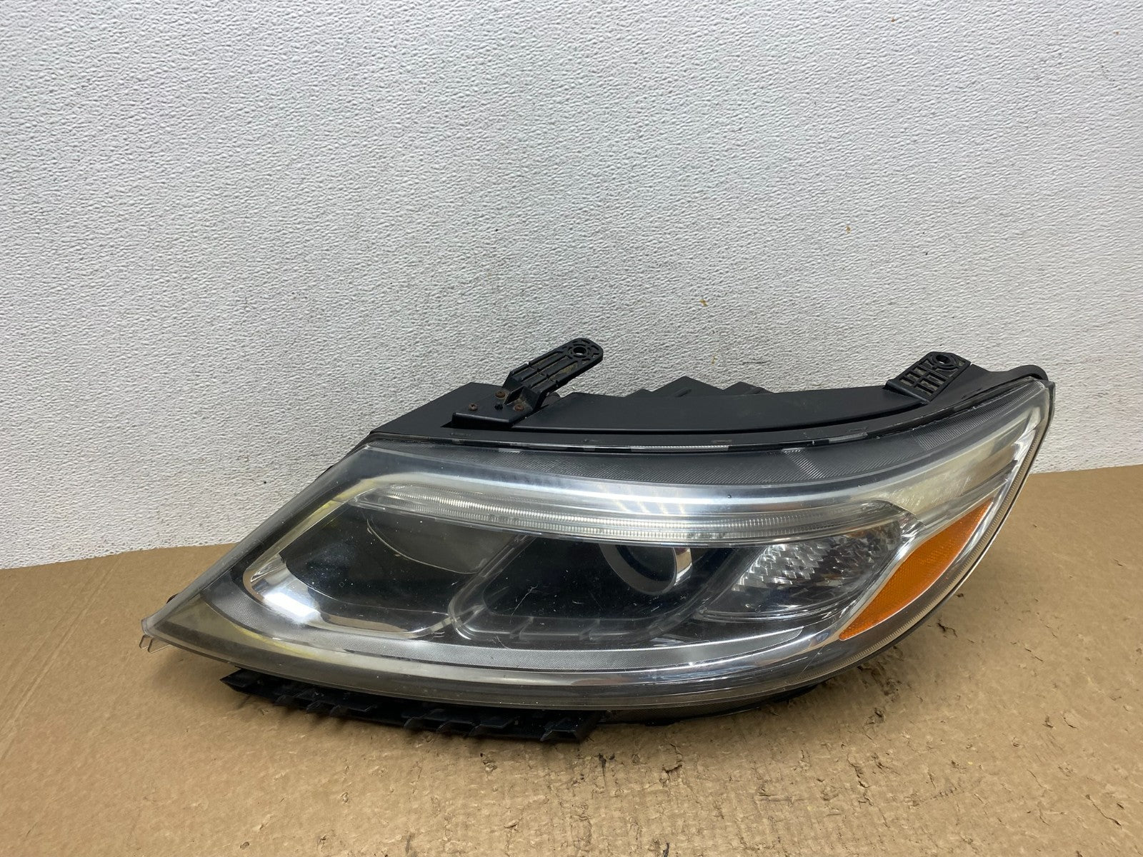 2014 to 2015 Kia Sorento Left Driver LH Side Headlight Halogen AF8444 DW0
