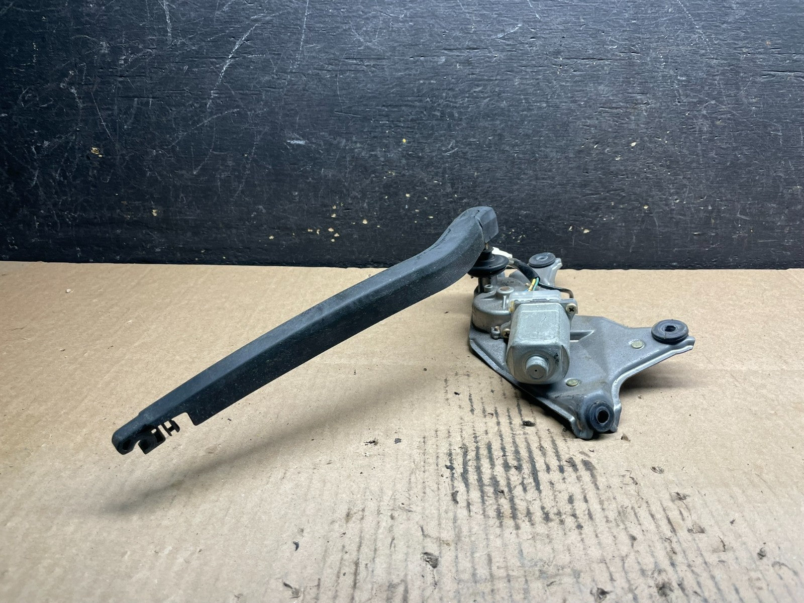 2004 to 2009 Toyota Prius Rear Wiper Windshield Motor u9257 DG2