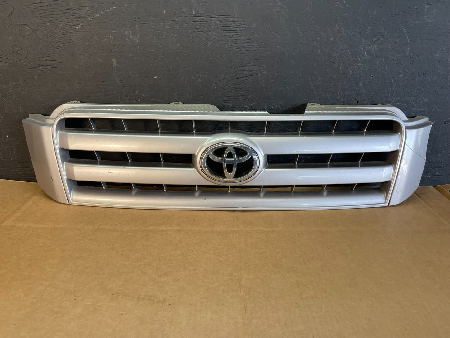 2004 to 2007 Toyota Highlander Front Upper Grille Grill With Emblem AE0862 DG0