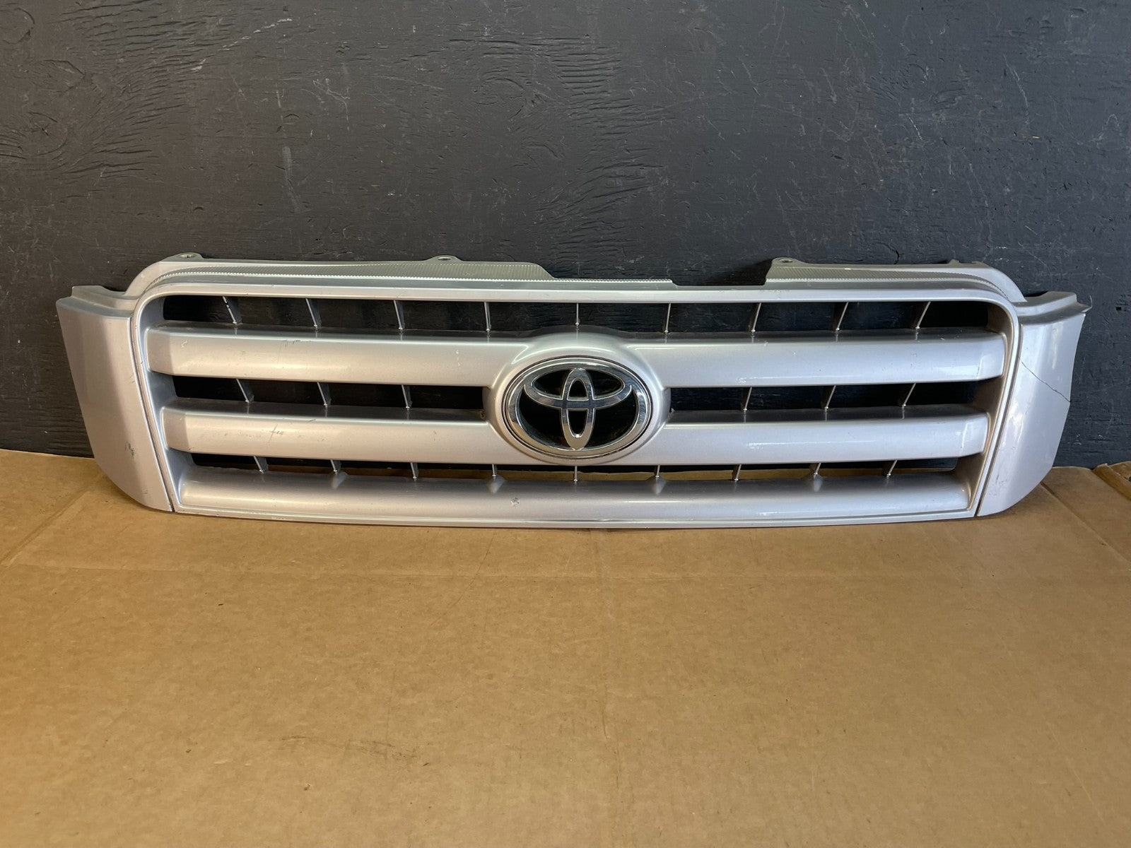 2004 to 2007 Toyota Highlander Front Upper Grille Grill With Emblem AE0862 DG0