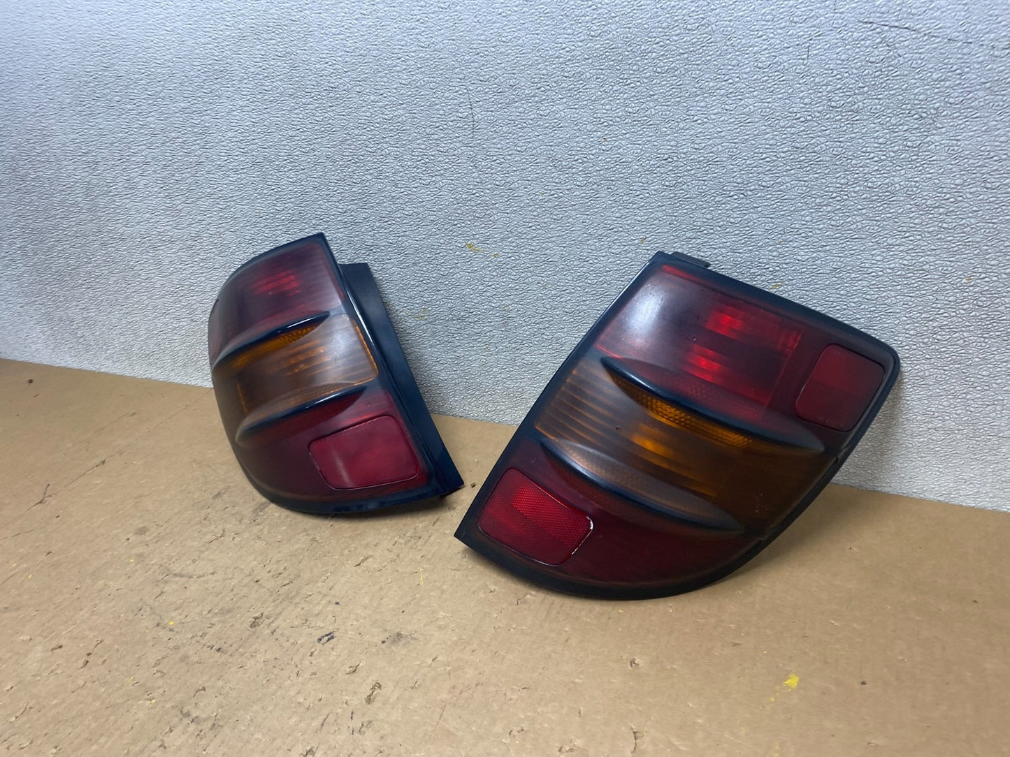 2003 - 2008 Pontiac Vibe Left+Right Side Tail Lights OEM Z7911 DW1