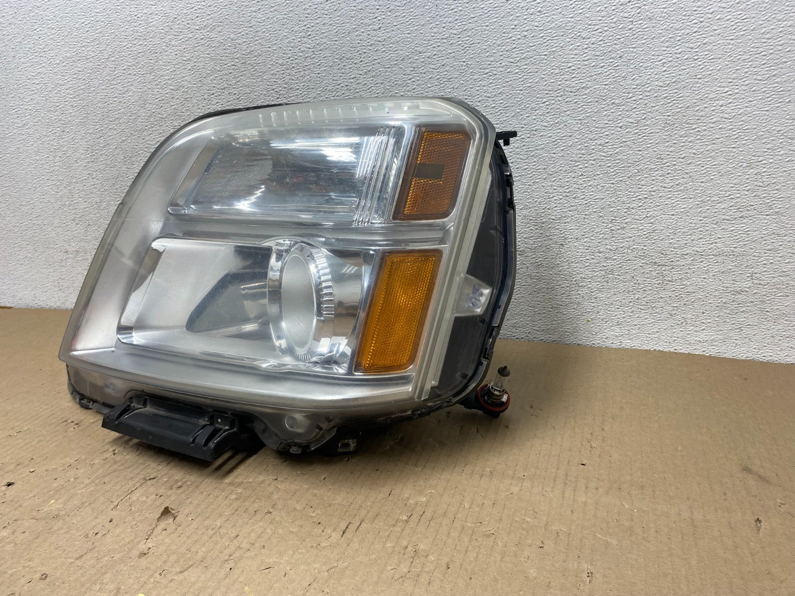 2010 to 2015 GMC Terrain Halogen Left Driver Lh Side Headlight AG8018 DW2