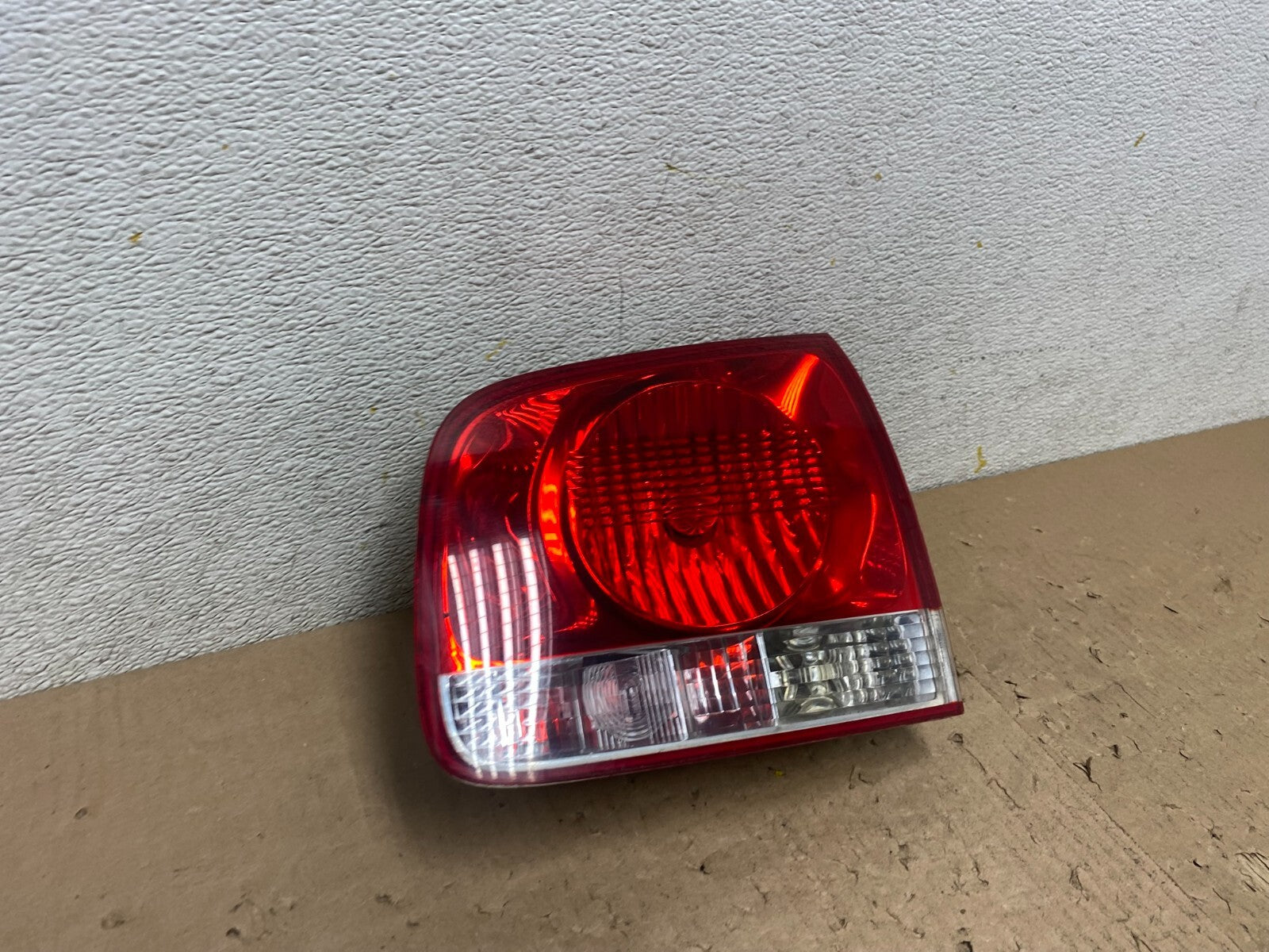 2004-2007 Volkswagen Touareg Right Passenger Rh Inner Tail Light Oem M7133 DW2