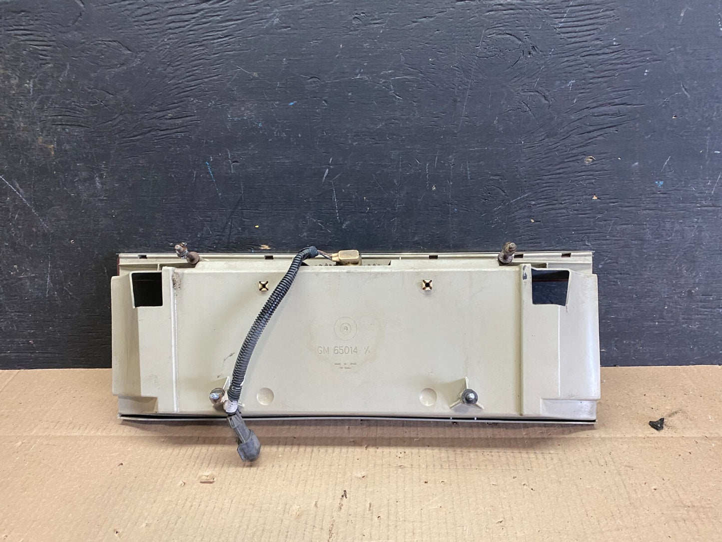 1987 - 1993 Cadillac Allante Center Tail Light License Plate Holder i7440 OEM DG3